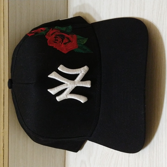 New Era Accessories - New York Yankees Unisex Rose Embroidered Snapback New Era